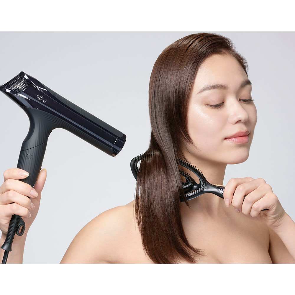 ReFa/���t�@ �h���C�~�[ �����ォ�牺�ɞ������Ȃ���A�h���C���[�̕����u���V�ɓ�����悤�Ɋ������܂��B