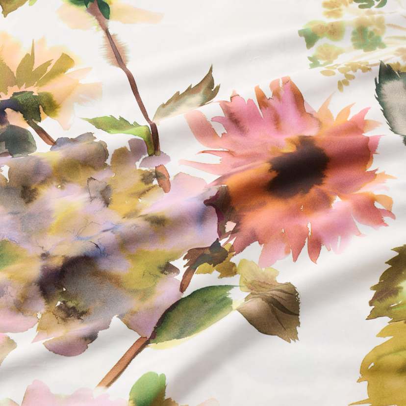 DESIGNERS GUILD�@�J�o�[�����O�q�p���X�t�����[�r�@�s���[�P�[�X �\�ʂ͓��{�̓`���|�p����C���X�s���[�V�����𓾂��A��_�Ő��������Ƃ����ԕ��B