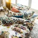 DESIGNERS GUILD�@�J�o�[�����O�q�p���X�t�����[�r�@�s���[�P�[�X �������ꂽ�p���f�U�C���̔������ƁA����ɂ������f�B�m�X���̐S�n�悢�g�p���𗼗��B���V���[�Y�ŃR�[�f�B�l�[�g����΁A�Ƃт���؂₩�ŃG���K���g�ȐQ���ɁB�����͂��̓s���[�P�[�X�ł��B