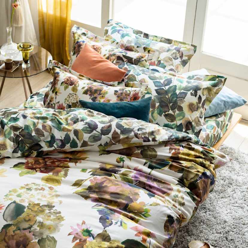 DESIGNERS GUILD�@�J�o�[�����O�q�p���X�t�����[�r�@�s���[�P�[�X �������ꂽ�p���f�U�C���̔������ƁA����ɂ������f�B�m�X���̐S�n�悢�g�p���𗼗��B���V���[�Y�ŃR�[�f�B�l�[�g����΁A�Ƃт���؂₩�ŃG���K���g�ȐQ���ɁB�����͂��̓s���[�P�[�X�ł��B