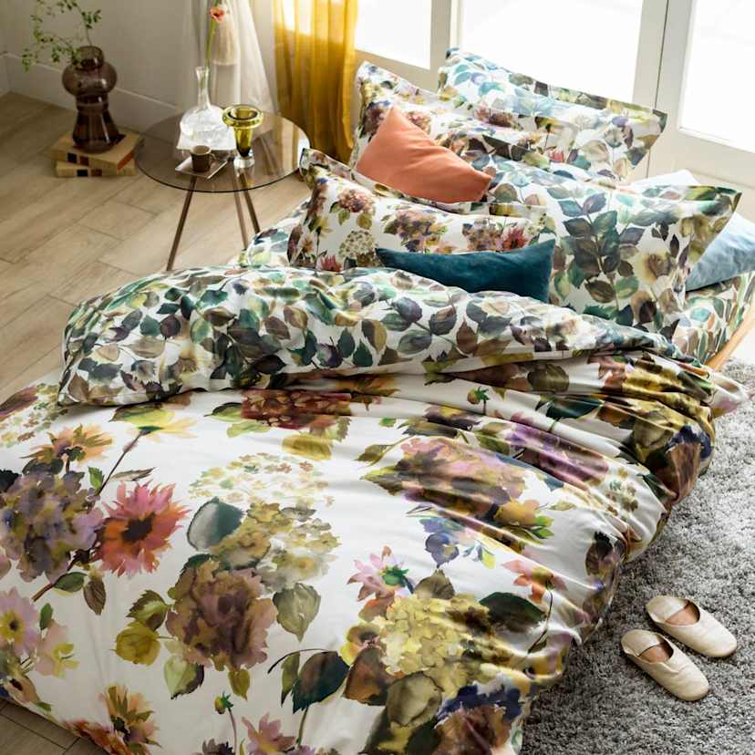 DESIGNERS GUILD�@�J�o�[�����O�q�p���X�t�����[�r�@�|���z�c�J�o�[ �������ꂽ�p���f�U�C���̔������ƁA����ɂ������f�B�m�X���̐S�n�悢�g�p���𗼗��B���V���[�Y�ŃR�[�f�B�l�[�g����΁A�Ƃт���؂₩�ŃG���K���g�ȐQ���ɁB�����͂��͊|���z�c�J�o�[�ł��B