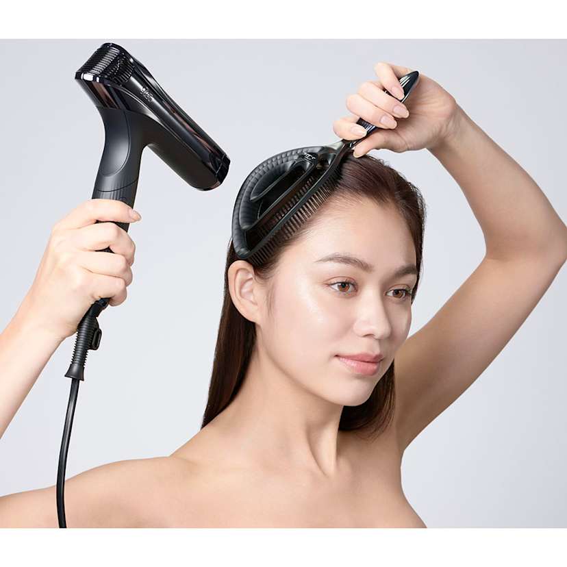 ReFa/���t�@ �h���C�~�[ �����ォ�牺�ɞ������Ȃ���A�h���C���[�̕����u���V�ɓ�����悤�Ɋ������܂��B
